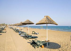Песчаный пляж отеля в Мармарисе