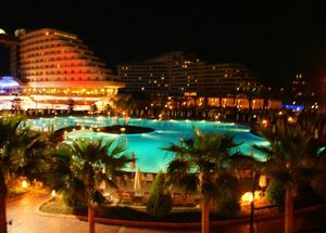 Панорама отеля Miracle Resort ночью