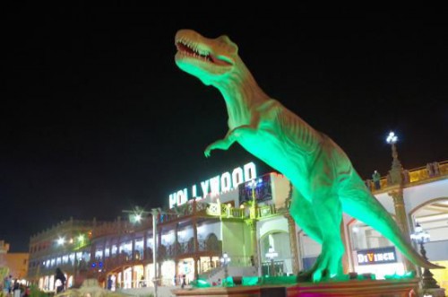 Тиранозавр в парке «Голливуд» в Шарм-эль Шейхе 